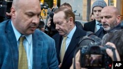 Aktor Kevin Spacey (tengah) berjalan meninggalkan gedung pengadilan Daniel Patrick Moynihan di New York, pada 20 Oktober 2022. Juri memutuskan bahwa Spacey tidak bersalah dalam kasus pelecehan seksual yang dituduhkan kepadanya. (Foto: AP/Andres Kudacki)