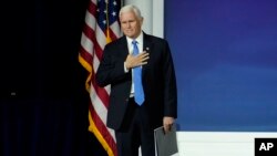 Bivši potpredsednik Majk Pens nakon što je odustao od kandidature za predsednika Amerike (Foto AP/John Locher)