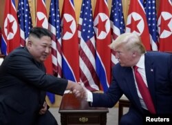 도널드 트럼프 미국 대통령과 김정은 북한 국무위원장이 지난 2019년 6월 판문점에서 만나 악수를 나누고 있다.