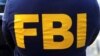 ARHIVA - Logo Federalnog istražnog biroa (FBI) na ležima agenta u Njujorku (Foto: Reuters/Carlo Allegri)