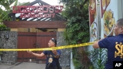 菲律宾警察在宿务封锁中国外交官被枪杀案的现场。（2015年10月21日）