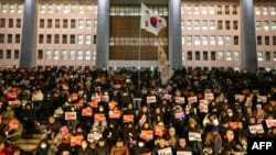 抗议群众聚集在首尔的国会台阶上，要求总统尹锡悦辞职。在野党联盟也已经提出针对尹锡悦的弹劾动议，计划在12月7日晚上进行表决。(法新社：2024年12月4日)