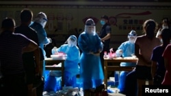 资料照：云南医护人员在与缅甸接壤的边境城市瑞丽的一个居民区进行新冠病毒核酸检测。（2020年9月16日）