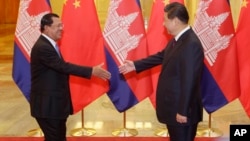 中国国家主席习近平在北京人大会堂会晤到访的柬埔寨首相洪森（左）。（2014年11月7日）