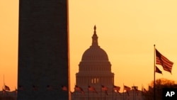 Monumen Washington dan Gedung Capitol di Washington, saat matahari terbenam, 18 Maret 2020. (Foto: AP)