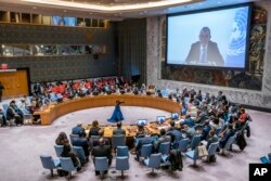Philippe Lazzarini, Komisaris Jenderal Badan Bantuan dan Pekerjaan PBB untuk Pengungsi Palestina di Timur Dekat terlihat di layar saat ia berbicara kepada anggota Dewan Keamanan PBB di markas besar PBB, Senin, 30 Oktober 2023. (Foto : AP)