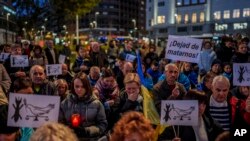 Protest povodom godišnjice ruske invazije na Ukrajinu u Madridu, 24. februara 2023. Na transparentu je napisano: "Prestanite da nas ubijate"