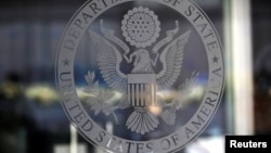 미국 워싱턴 국무부 건물 입구 유리문에 새겨진 국무부 문장.