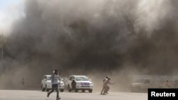 Ledakan dahsyat menghantam bandara di kota Aden, Yaman selatan hari Rabu (30/12) dan menewaskan sedikitnya 22 orang. 