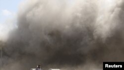 Orang-orang bereaksi ketika debu naik setelah ledakan menghantam bandara Aden, setelah kedatangan pemerintah Yaman yang baru dibentuk di Aden, Yaman, 30 Desember 2020. (Foto: Reuters)