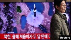 2025년 1월 6일 한국 서울역에 설치된 TV 화면에서 북한 미사일 발사 관련 뉴스 보도가 나오고 있다. (자료사진)