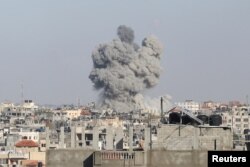 Asap mengepul setelah serangan Israel di Rafah. (Foto: Reuters)