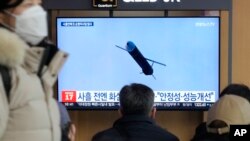 Sebuah stasiun televisi menayangkan berita mengenai peluncuran rudal Korea Utara di Stasiun Kereta Api Seoul di Seoul, Korea Selatan, Jumat, 2 Februari 2024. (Foto: AP)