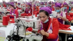资料照：柬埔寨制衣工厂的女工在工作。（2017年8月30日）