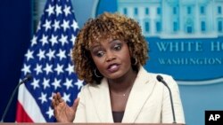 카린 장 피에르 백악관 대변인이 18일 정례브리핑을 하고 있다. 