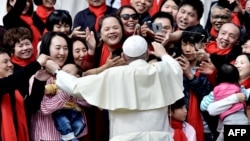 天主教教宗方济各2018年4月18日在梵蒂冈的圣彼得广场上从事每周一次的接见信众时,向来自中国的忠实信徒致意。