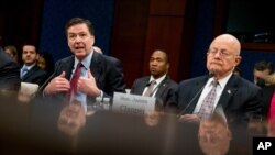 Direktur FBI James Comey,didampingi Direktur Intelijen Nasional James Clapper, di sidang dengar Komite Intelijen DPR AS
