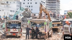 ប្រតិបត្តិការ​ស្វែងរក​មនុស្ស​ក្នុងគំនរ​អគារ​បាក់​បែក​នៅ​ក្រុង​ព្រះសីហនុ​ នៅព្រឹកថ្ងៃអាទិត្យ​ ទី​២៣​ ខែ​មិថុនា​ ឆ្នាំ​២០១៩។ (ស៊ុន​ ណារិន​/ VOA Khmer)