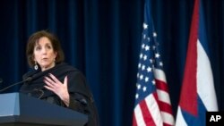 美国代表团团长 助理国务卿罗伯塔. 雅各布森