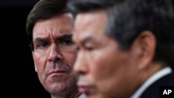 Menteri Pertahanan AS Mark Esper (kiri) dan Menteri Pertahanan Korea Selatan Jeong Kyeong-doo di Pentagon, Washington, D.C., 24 Februari 2020. (AP Photo/Susan Walsh)