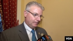 美国移民海关执法局国土安全调查处国家知识产权协调中心主任布鲁斯·夫卡特（Bruce Foucart）接受美国之音采访(美国之音记者魏之拍摄)