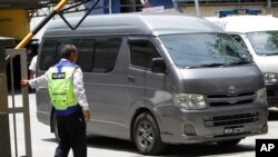 Mobil van yang diyakini membawa tubuh Kim Jong-nam keluar dari departemen forensik Rumah Sakit Kuala Lumpur di Kuala Lumpur, Malaysia, 30 Maret 2017. (Foto: dok).