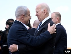 Perdana Menteri Israel Benjamin Netanyahu (kiri) menyambut Presiden AS Joe Biden setibanya di Bandara Ben Gurion Tel Aviv pada 18 Oktober 2023. (Foto: AFP)