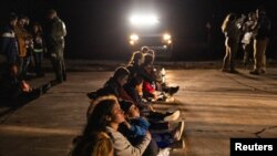 Sejumlah migran menyerahkan diri kepada petugas perbatasan di Roma Creek, Texas, pada 20 September 2023. Mere memasuki wilayah AS setelah menyeberang dari Meksiko. (Foto: Reuters/Adrees Latif)