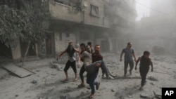 Warga Palestina mengevakuasi seorang pria yang terluka pasca serangan udara Israel di Kota Gaza, Senin, 23 Oktober 2023. (Foto: AP)