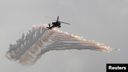 AH-64阿帕奇武装直升机在汉光军演上抛射诱饵弹模拟解放军攻台。（2018年6月7日）