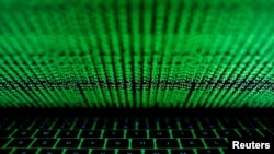 Ilustracija: Tastatura laptopa osvijetljena sajber kodom, fotografisana 1. marta 2017. (Foto: Rojters/Kacper Pempel)