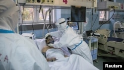 Arhiva - Zdravstveni radnici zbrinjavaju pacijenta obolelog od Kovida 19, u Zemunskoj bolnici u Beogradu, 26. novembra 2020. (Foto: Rojters, Marko Đurica)