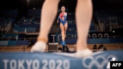 អត្តពលិក​កាយសម្ព័ន្ធ​មកពី​ប្រទេស​ហូឡង់ ហាត់សម​នៅឯ​មជ្ឈមណ្ឌល​កាយសម្ព័ន្ធ​ Ariake Gymnastics នៅ​ទីក្រុង​តូក្យូ កាលពី​ថ្ងៃទី២២ ខែកក្កដា ឆ្នាំ២០២១ មុន​ការចាប់ផ្តើម​ការប្រកួត​កីឡា​អូឡាំពិក​ទីក្រុង​តូក្យូឆ្នាំ២០២០។