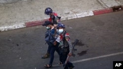 2021年2月27日，缅甸警方逮捕一名记者