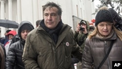 Mikail Sakašvili sa suprugom ispred demonstrantskog kampa tokom protesta , AP Photo/Evgeniy Maloletka