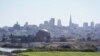Pada hari yang cerah adalah cakrawala belakang Crissy Field di San Francisco pada 11 Oktober 2020. (Foto: AP/Eric Risberg)