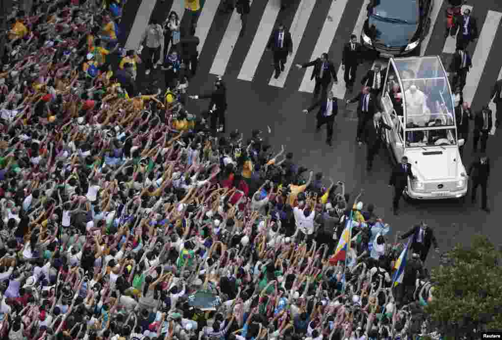 Una multitud recibió al Papa en las calles de Río de Janeiro.