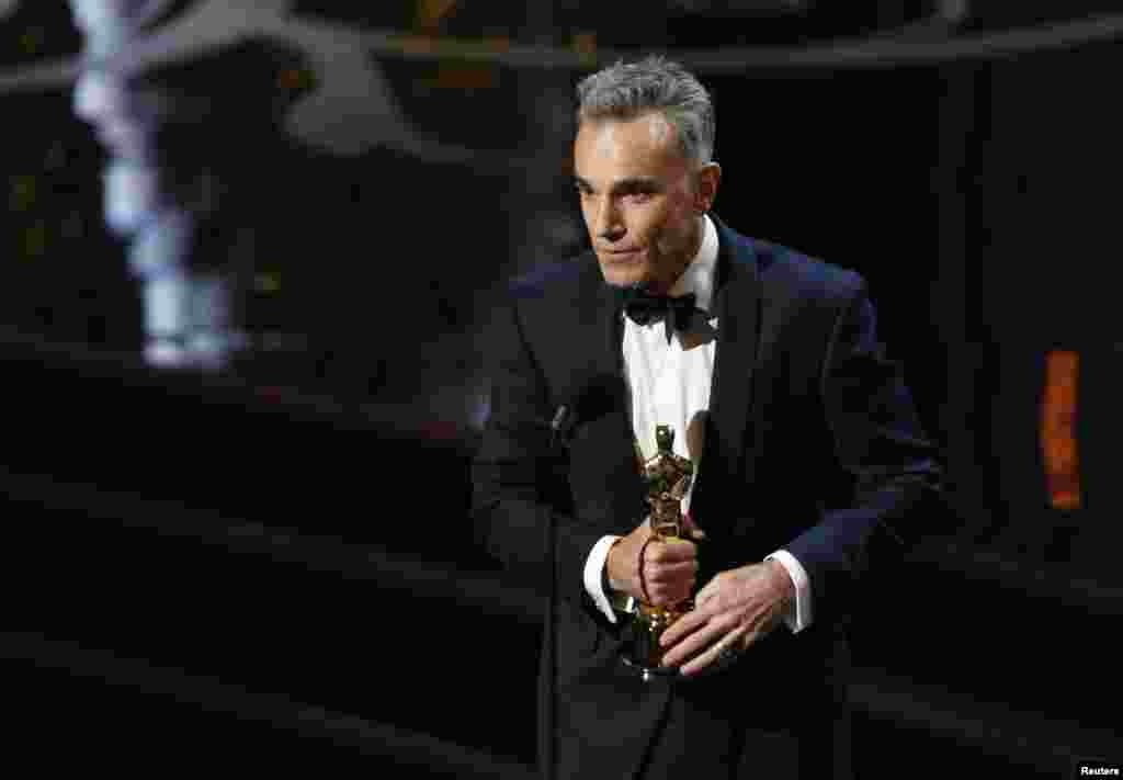 Daniel Day Lewis nhận giải Oscar Nam diễn viên chính xuất sắc nhất cho vai diễn trong phim Lincoln.