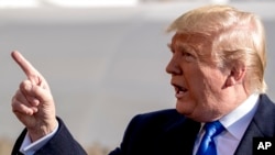 美国总统特朗普在白宫外对记者讲话。(2019年11月8日)