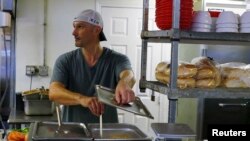 William Luz, yang baru saja keluar dari Lapas Barnstable County House, bekerja sebagai seorang tukang masak di Sandwich, Massachusetts, 29 Agustus 2014.