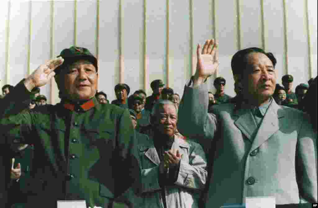 1981年9月,中国军委主席邓小平身穿军装和中共总书记胡耀邦一起检阅部队。 胡耀邦比较开明,当过中共党主席和总书记,后来被邓小平等元老赶下台。其中有些元老在文革中被打倒,是在胡耀邦等人的努力下获得解放的。2018年11月18日,胡耀邦大型铜像在其家乡湖南浏阳揭幕。不过,没有任何中央官员参加仪式,到场的最高官员为湖南省委副书记乌兰。据报道胡耀邦铜像是经中共中央和国务院批准的。