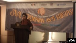 Wakil Ketua KPK Basaria Panjaitan saat membuka pelatihan perempuan anti korupsi di Solo, 22 Agustus 2017. (Foto: VOA/Yudha)