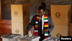 Shugaban kasar Zimbabwe Emmerson Mnangagwa Yana Kada Kuri'ar Sa