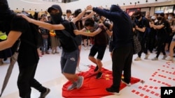 示威者踩在中国国旗上(2019年9月22日资料照)