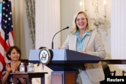 신디 다이어 국무부 인신매매 담당 대사가 24일 이날 공개된 ‘2024 인신매매 실태 보고서’에 대해 발언하고 있다.