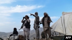 资料照片：阿富汗民兵在前线观察塔利班部队的动向（2021年7月15日）