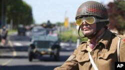 Paada entuzijasta Drugog svetskog rata u vozilima korištenimu tom ratu, u Oestrijemu, Normandija, 5. juna 2021, u osvit 77. godišnjice početka napada koji je pomogao okončanju Drugog svetskog rata.