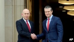 Susret šefa Pentagona Petea Hegsetha i britanskog ministra odbrane Johna Healeyja u Pentagonu, 6. maer 2025.