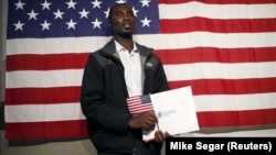 Čovek posle polaganja zakletve za američko državljanstvo (Foto: Reuters/Mike Segar)