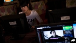 一名女孩在河南郑州一家网吧上网。（资料照）